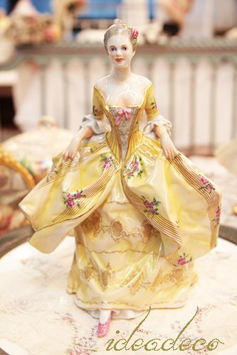 앤틱 카포디몬테 노란 드레스의 아름다운 아가씨