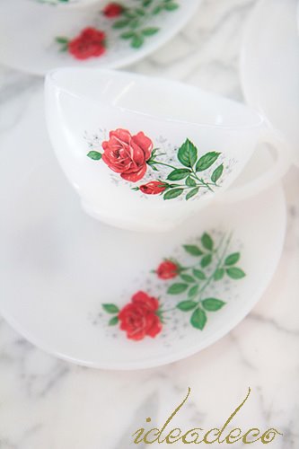 빈티지 프렌치 꽃이 있는 아코팔 밀크글래스 컵소서