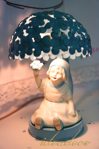 빈티지 이탈리아 주물 플라워 조각과 소녀 피겨린 램프