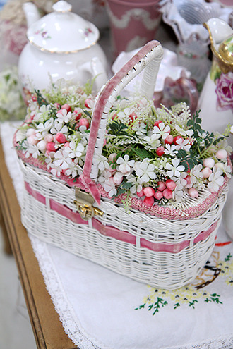 핑크 벨벳 리본, 꽃과 베리 장식의 빌리 로스 바스킷백