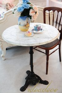 빈티지 프렌치 마블과 주물의 원형 카페 테이블