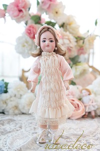 앤틱 독일 살구색 드레스와 헤드캡을 쓴 소녀 doll