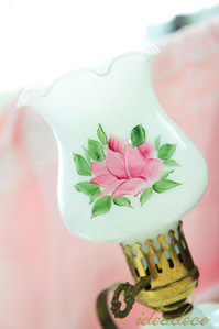 빈티지 꽃이 있는 우윳빛 밀크그래스 테이블램프