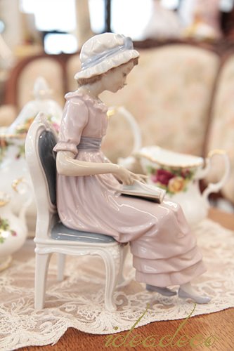 빈티지 야드로 의자에 앉아 시를 읽는 고운 여인