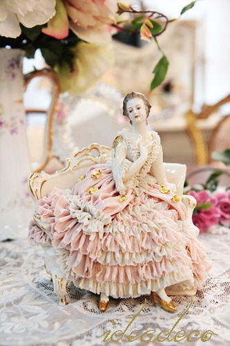 앤틱 드레스덴 카우치에 앉아 있는 핑크 화이트 드레스의 고운 여인 피겨린