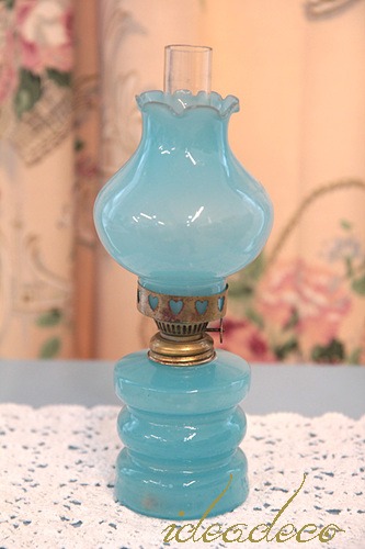 빈티지 라이트 블루 글래스 바디와 쉐이드의 오일 램프