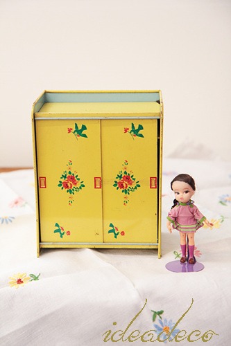 빈티지 꽃그림 있는 노랑 틴 인형옷장과 dolly darling doll 1개 셋트