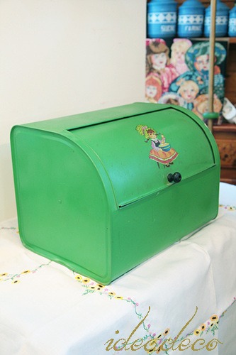 빈티지 귀여운 소녀 스텐실의 초록색 틴 브레드박스