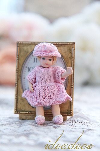 앤틱 독일 핑크 니트 원피스와 모자를 쓴 미니어처 doll