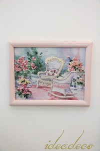 빈티지 손자수 꽃과 등나무 의자가 있는 편안한 풍경의 프레임