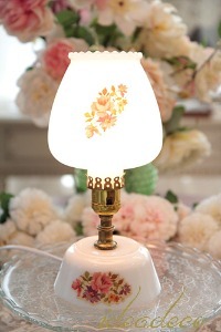 [Sale!!] 빈티지 플라워 스텐실이 귀여운 밀크글래스 테이블 램프